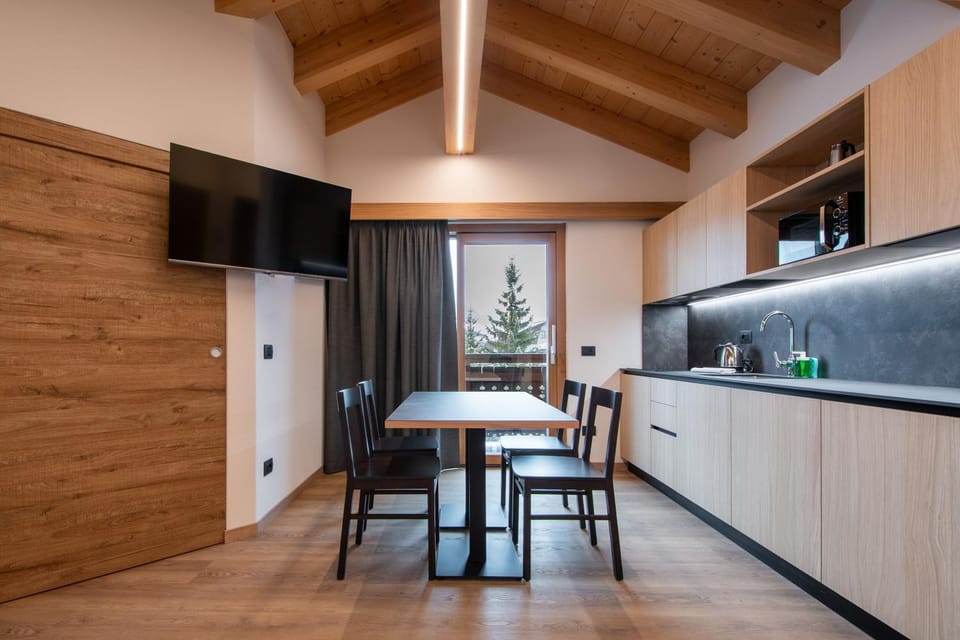 TV and multimedia, Kitchen or kitchenette, Dining area, stove