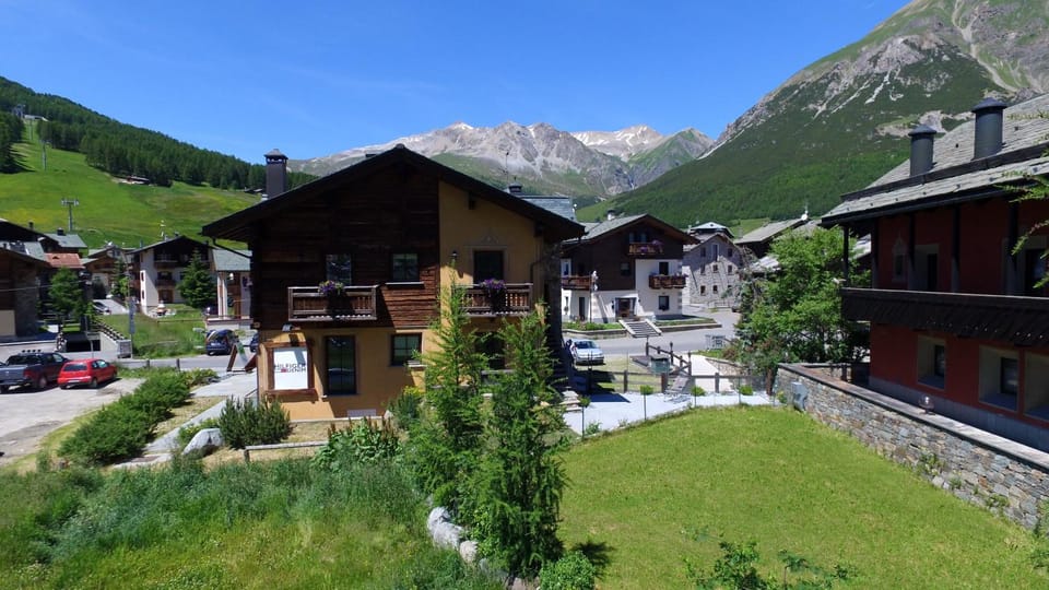 Property building, Day, Natural landscape, Mountain view, Location