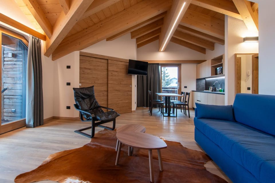 TV and multimedia, Kitchen or kitchenette, Living room, Seating area, Dining area