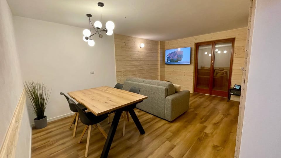 TV and multimedia, Living room, Seating area, Dining area