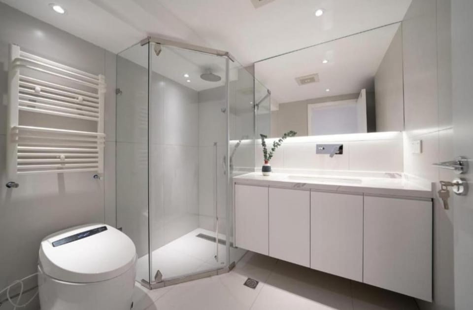 4 Bedroom Apartment with Bund View Apartment in Shanghai
