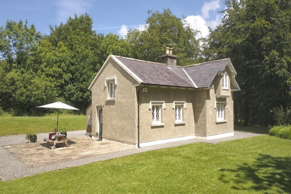 Property building, Spring, Day, Natural landscape, Garden, Garden view
