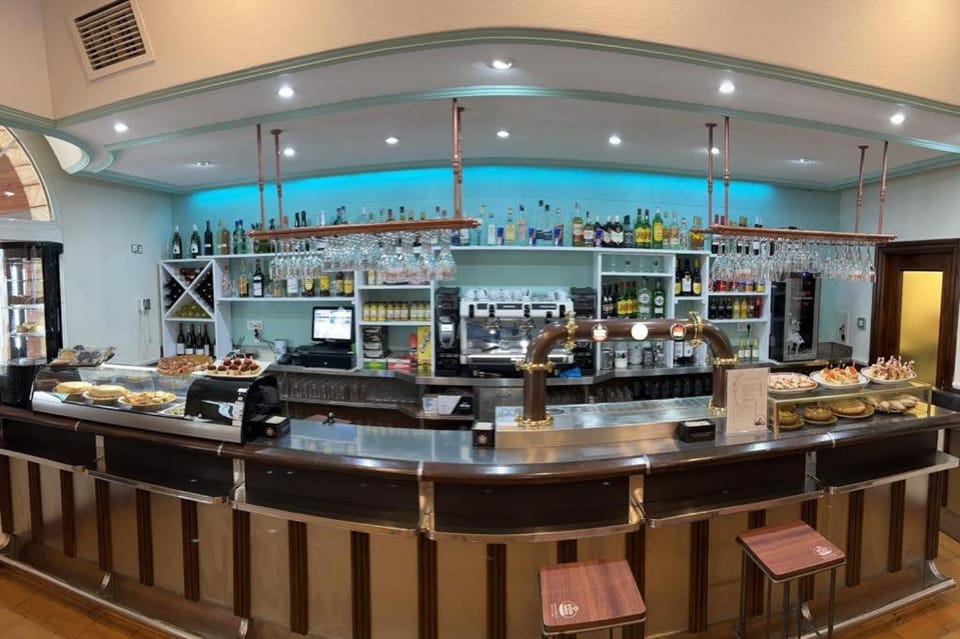 Restaurant/places to eat, Lounge or bar, Food and drinks