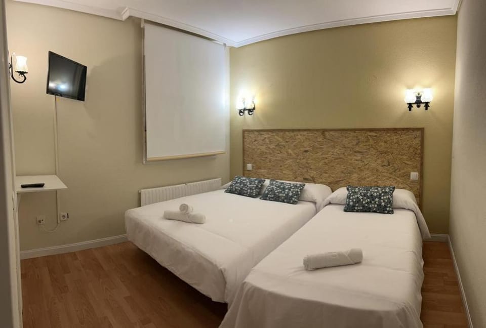 TV and multimedia, Photo of the whole room, Bedroom, towels