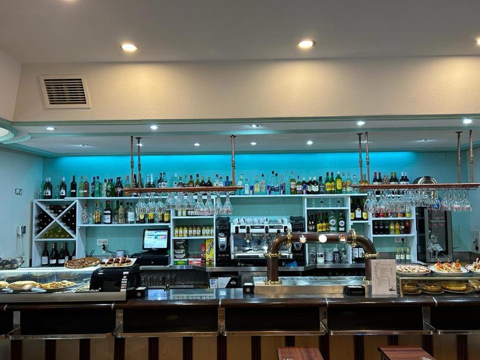 Restaurant/places to eat, Lounge or bar, Food and drinks