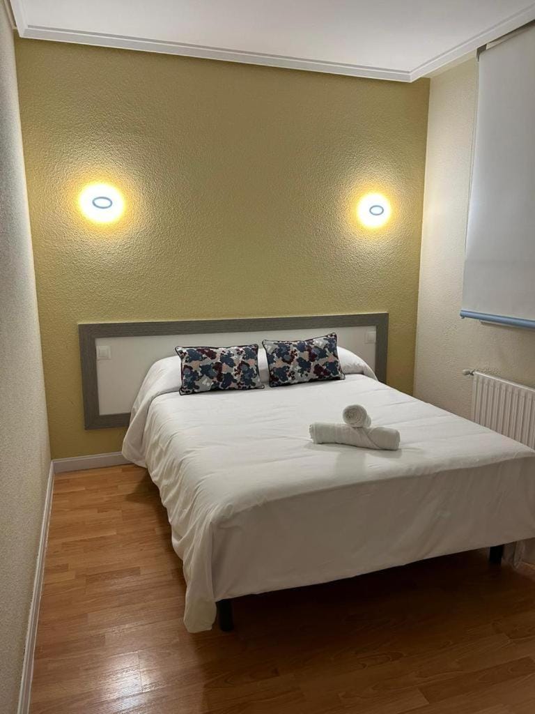 Bed, Photo of the whole room, towels