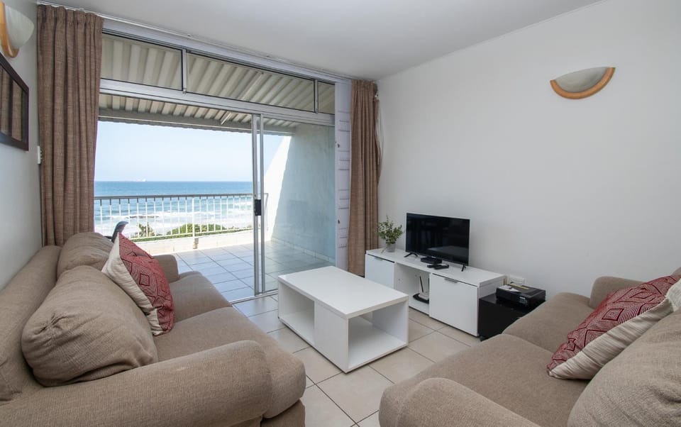 Communal lounge/ TV room, Natural landscape, TV and multimedia, Living room, Seating area, Evening entertainment, Sea view