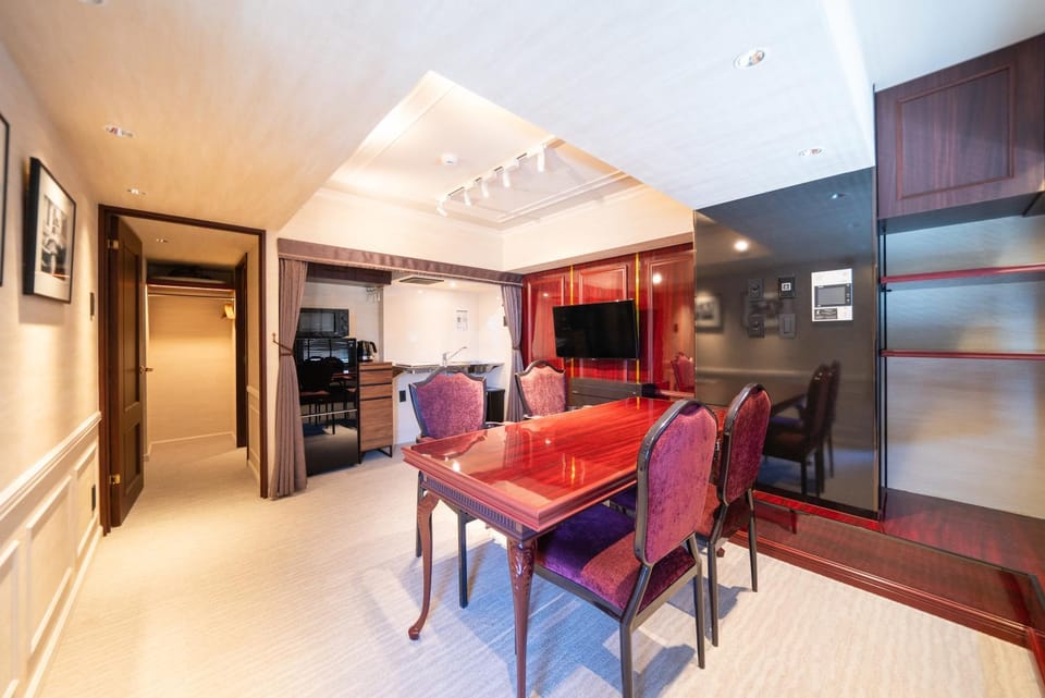 Kitchen or kitchenette, Dining area