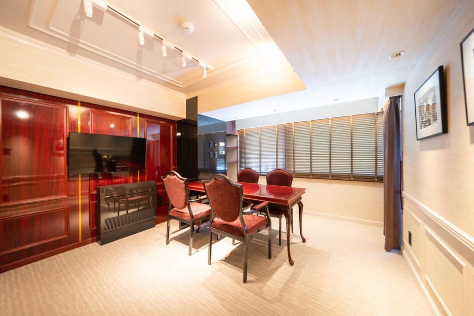 TV and multimedia, Seating area, Dining area