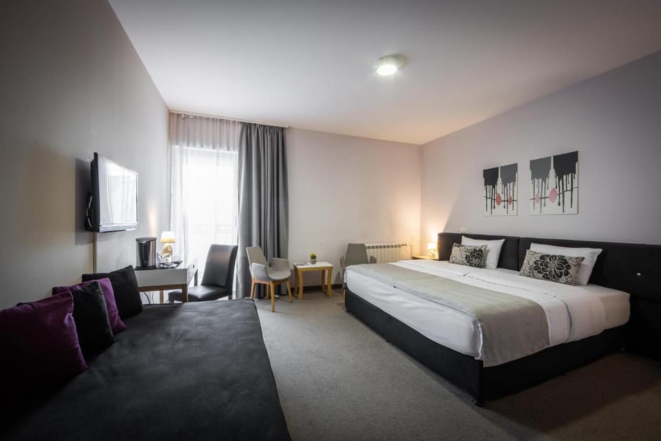 Bed, TV and multimedia, Photo of the whole room, Seating area, Bedroom