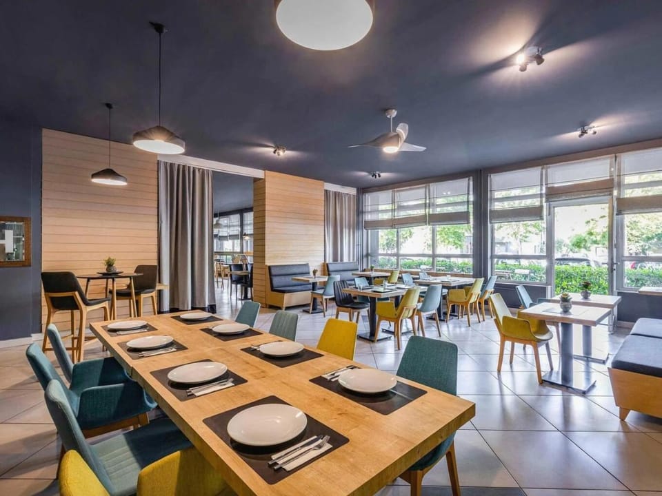 Restaurant/places to eat, Seating area