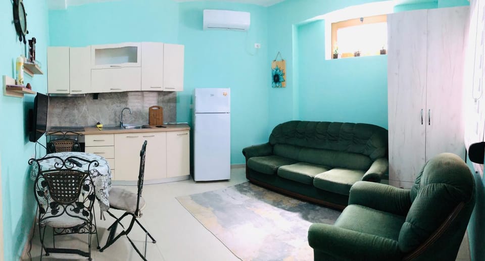 Communal lounge/ TV room, Kitchen or kitchenette, Living room, Seating area, Dining area, stove, air conditioner