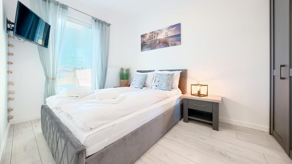 Bed, TV and multimedia, Bedroom