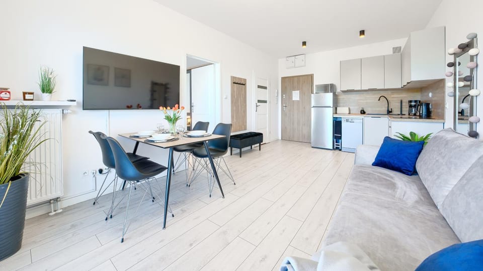 TV and multimedia, Kitchen or kitchenette, Living room, Seating area, Dining area