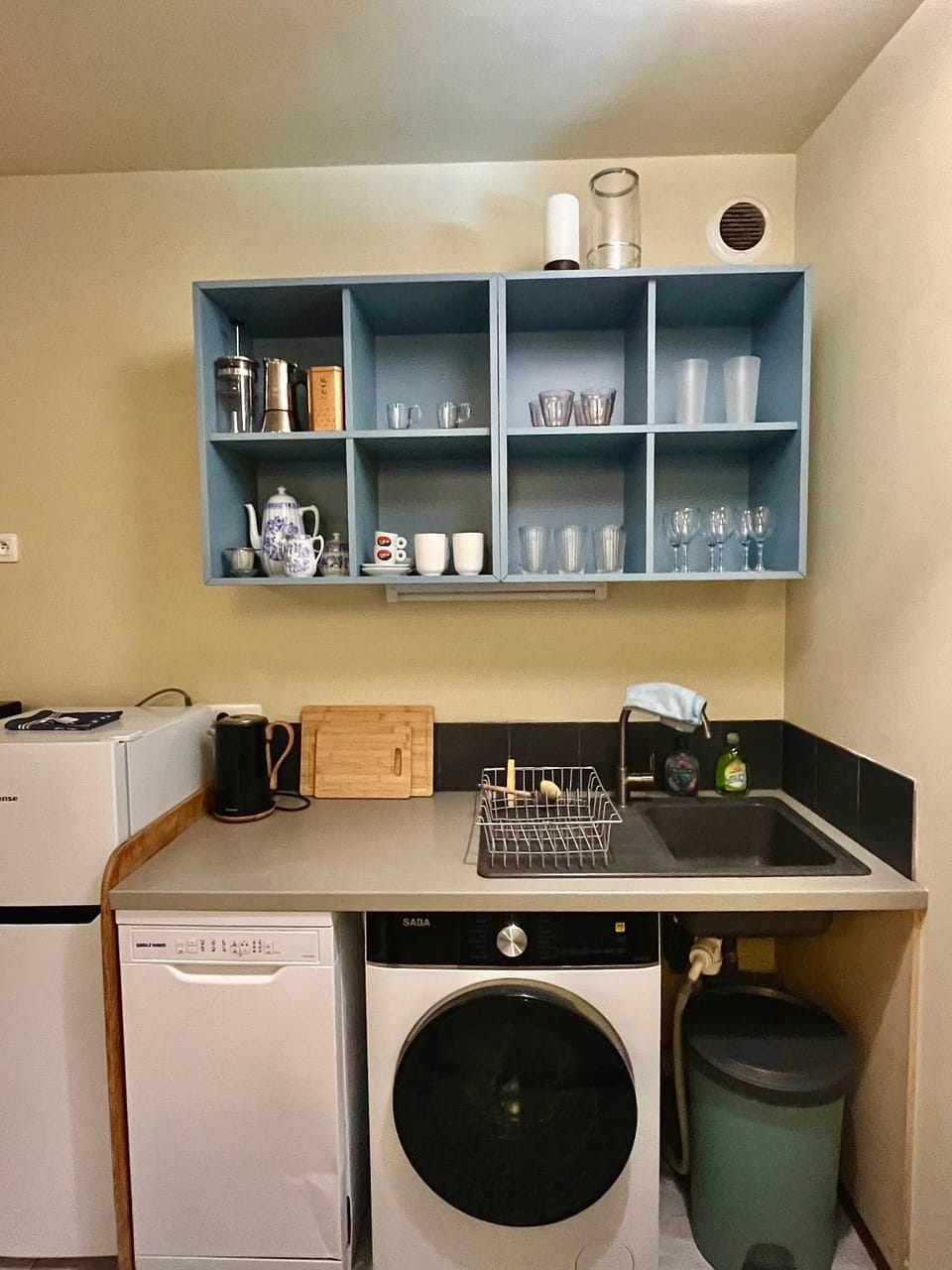 Kitchen or kitchenette, dishwasher, washing machine