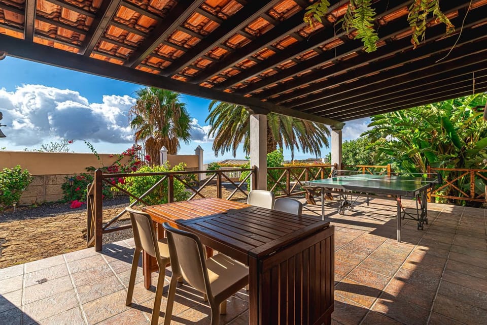 Property building, Balcony/Terrace, Living room