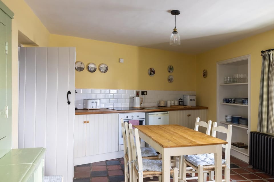 Coffee/tea facilities, Kitchen or kitchenette, Dining area, oven, stove, toaster