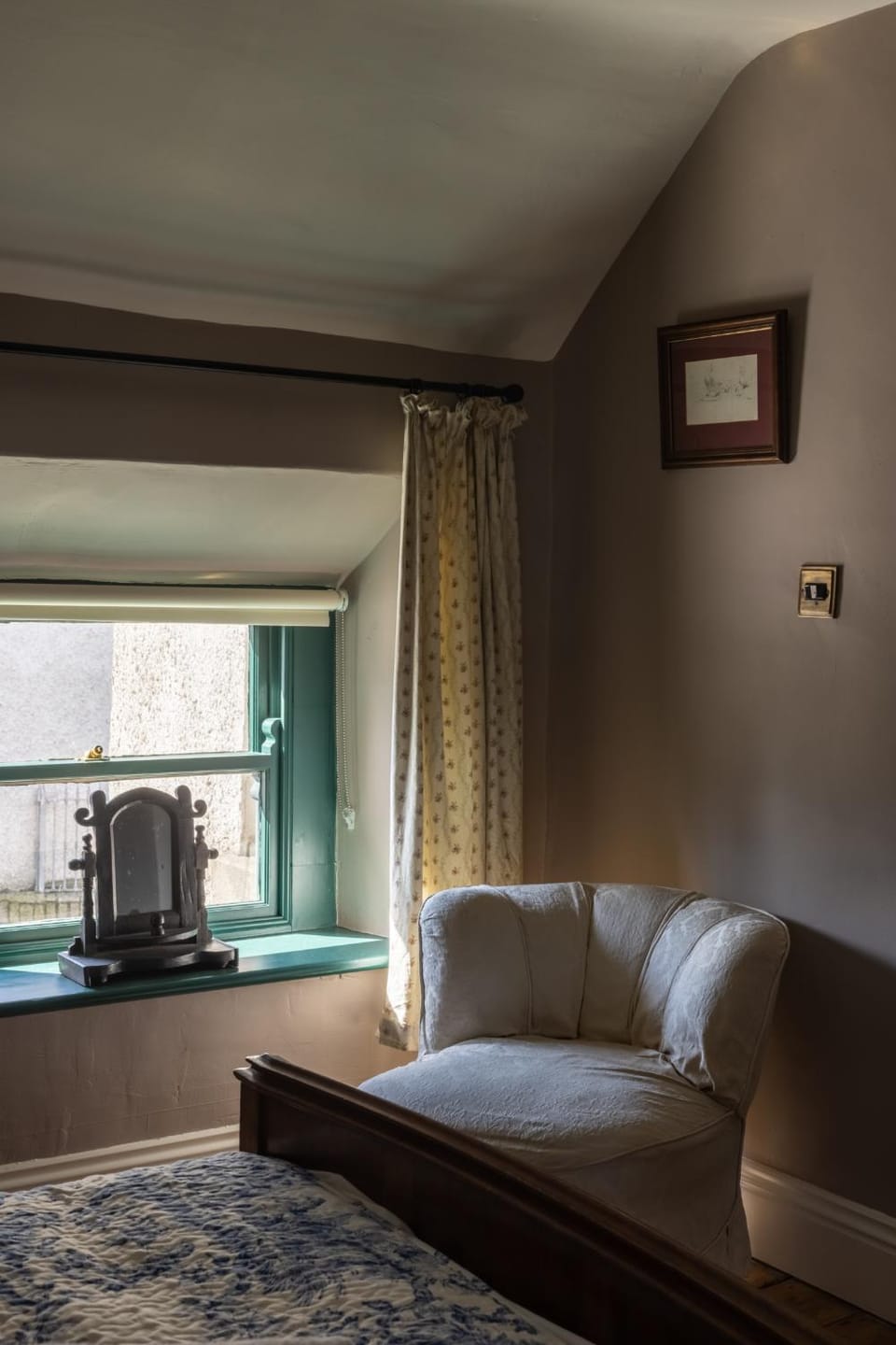 Bed, Seating area, Bedroom