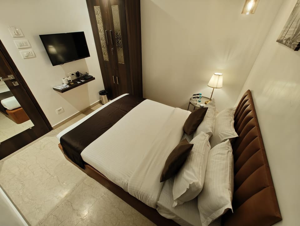 Bed, TV and multimedia, Photo of the whole room, Bedroom
