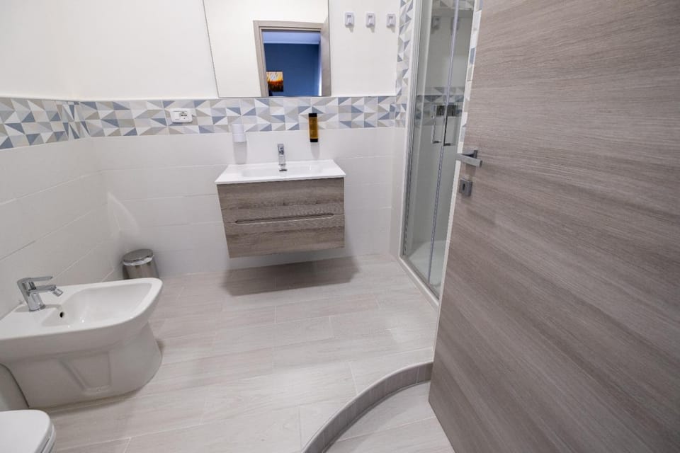 Shower, Toilet