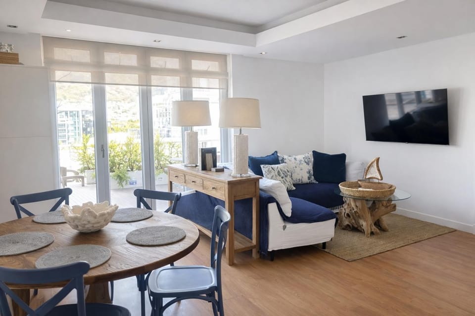 Upmarket City Apartment Mountain Views Apartment in Cape Town