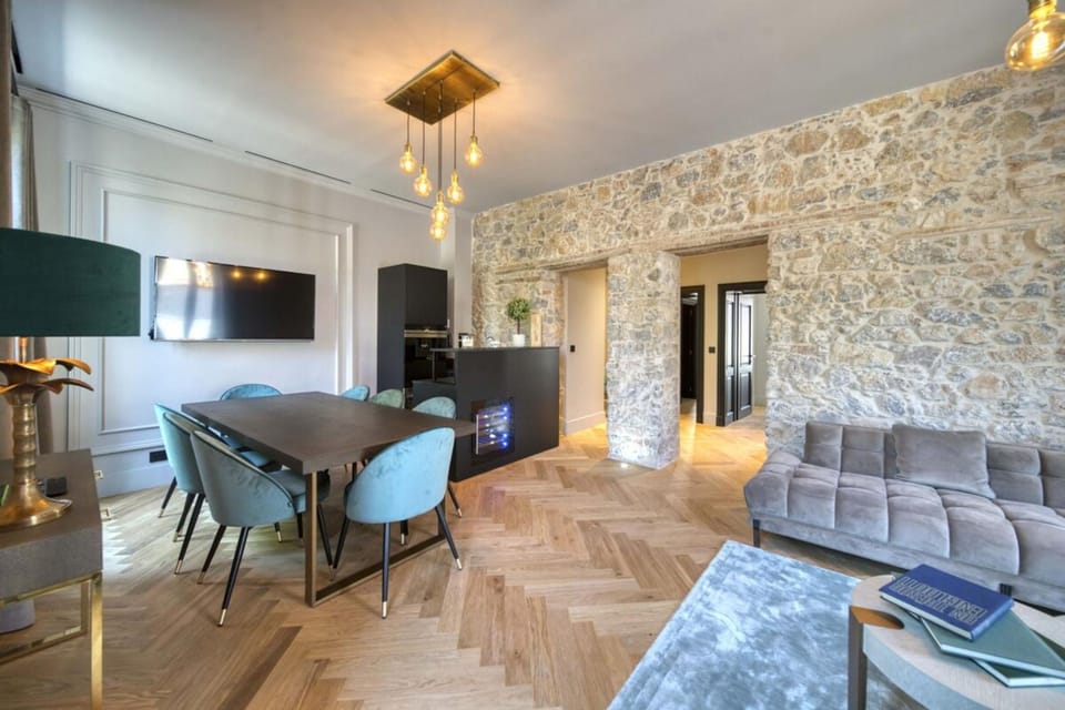 TV and multimedia, Living room, Seating area, Dining area, internet, air conditioner