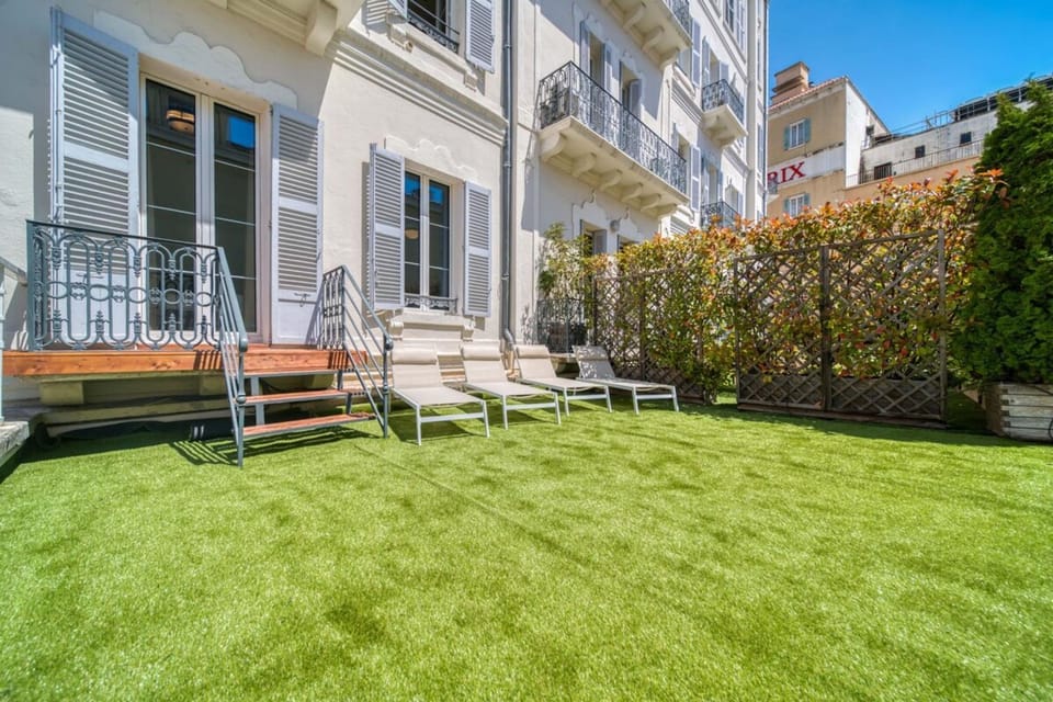 Property building, Patio, Day, Garden, sunbed