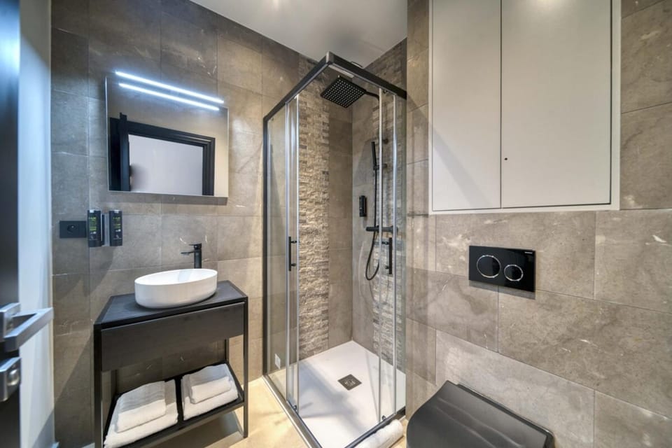 Shower, Toilet, Bathroom, towels