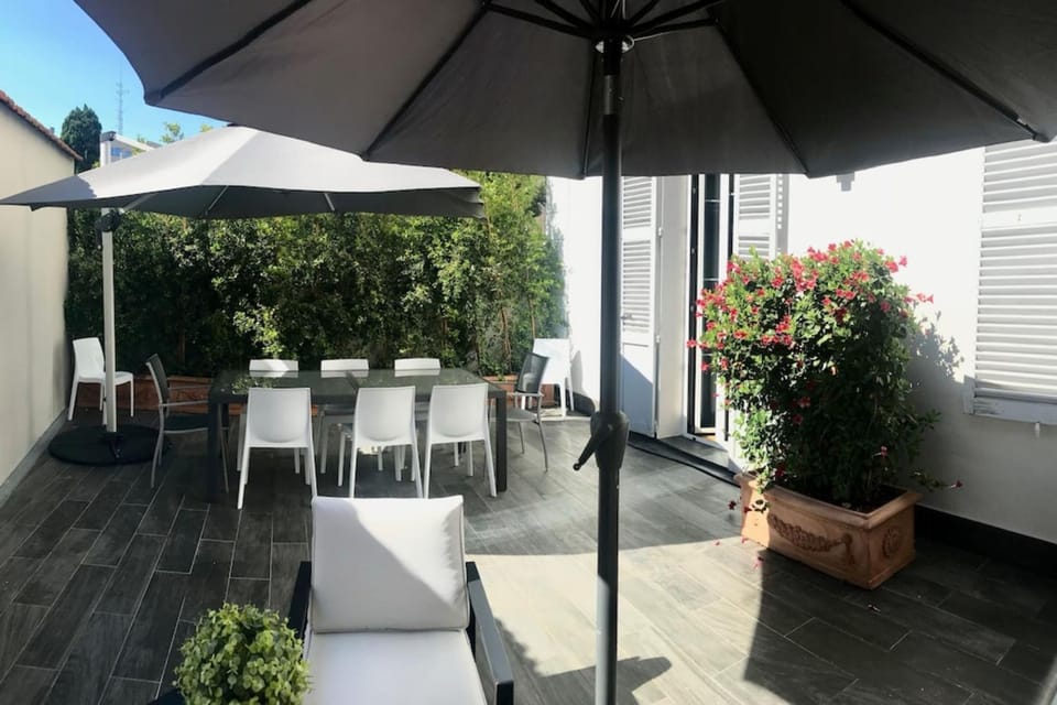 Patio, Day, Garden, Seating area, Dining area, Garden view