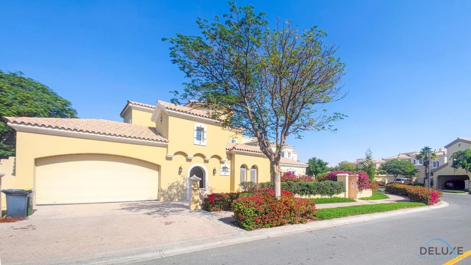 Property building, Neighbourhood, Garden view, Street view