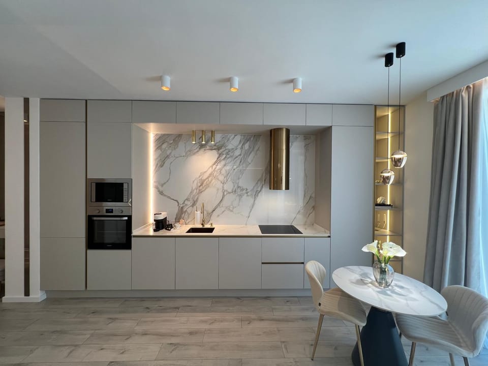 Kitchen or kitchenette, Dining area, minibar, stove