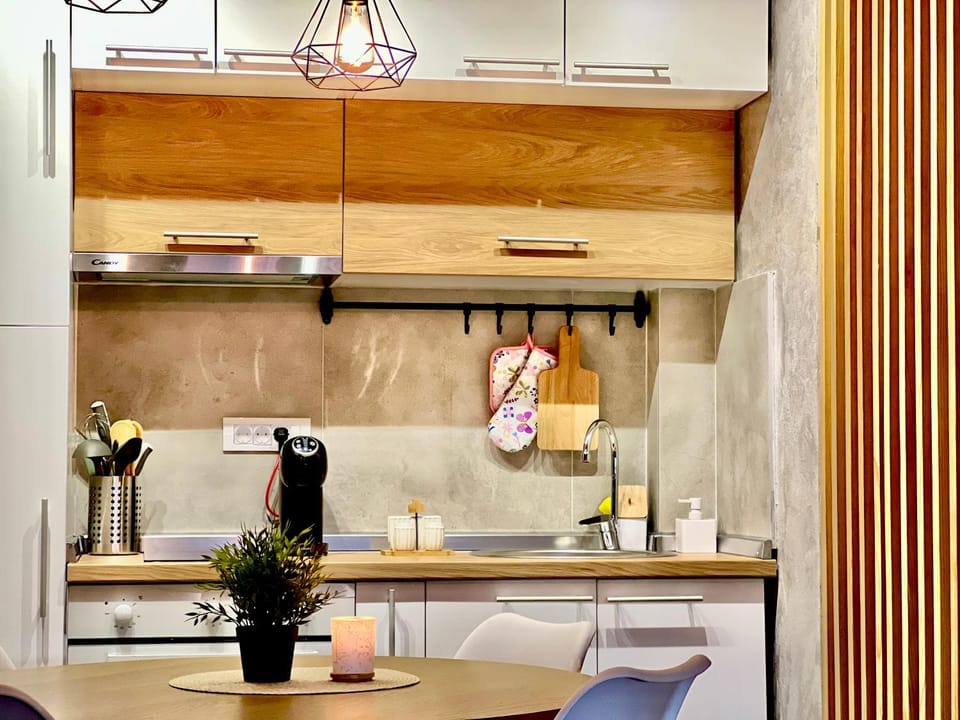Kitchen or kitchenette, minibar