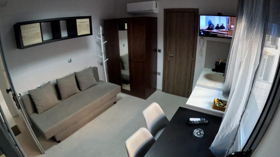 Bed, TV and multimedia, Kitchen or kitchenette, Seating area, wardrobe