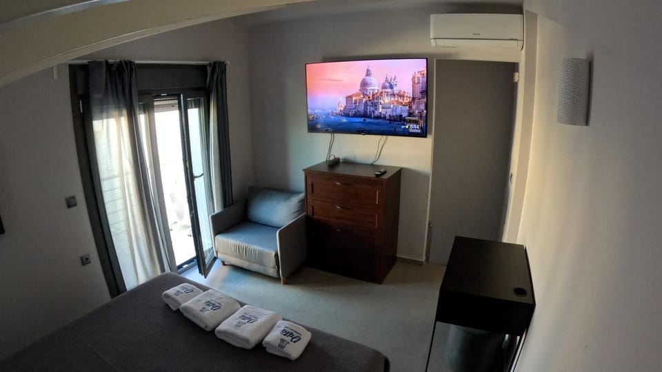 Bed, TV and multimedia, Bedroom, towels, air conditioner