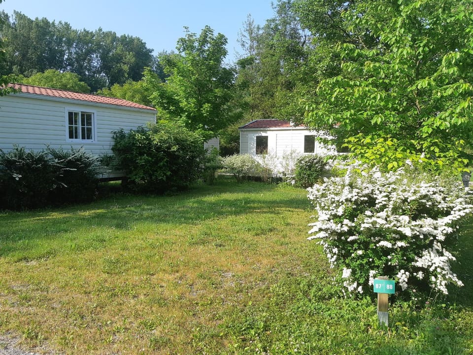 Camping Onlycamp Les Peupliers du Lac Campground/ 
RV Resort in Haute-Savoie