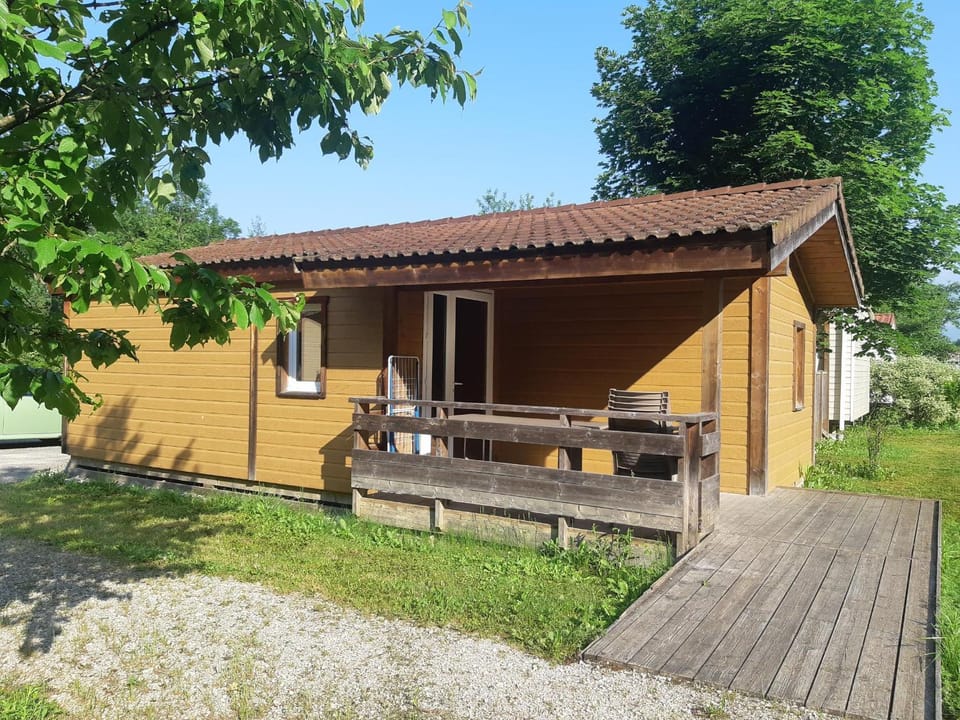 Camping Onlycamp Les Peupliers du Lac Campground/ 
RV Resort in Haute-Savoie