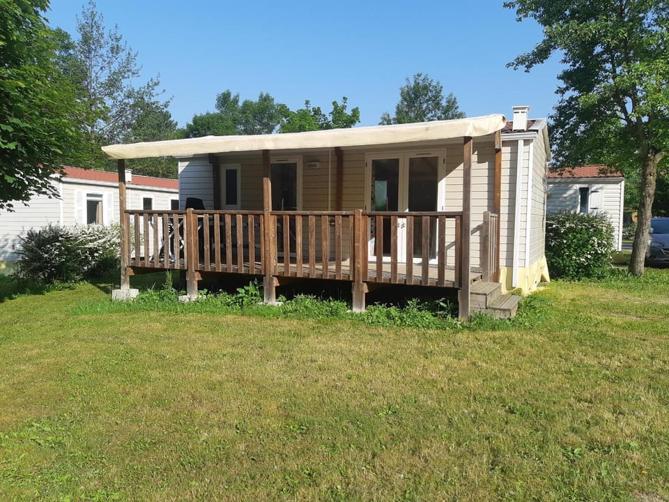 Camping Onlycamp Les Peupliers du Lac Campground/ 
RV Resort in Haute-Savoie