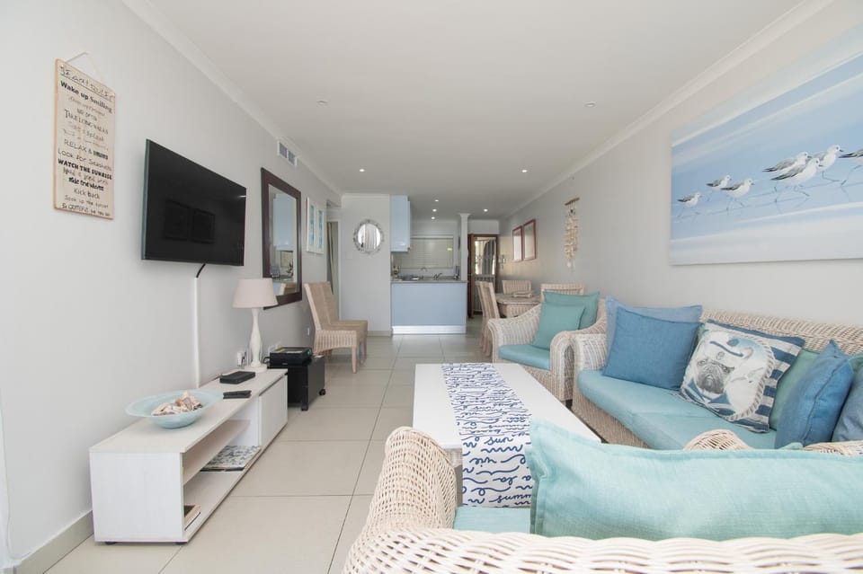 Communal lounge/ TV room, Bed, TV and multimedia, Living room, Photo of the whole room, Seating area, Evening entertainment