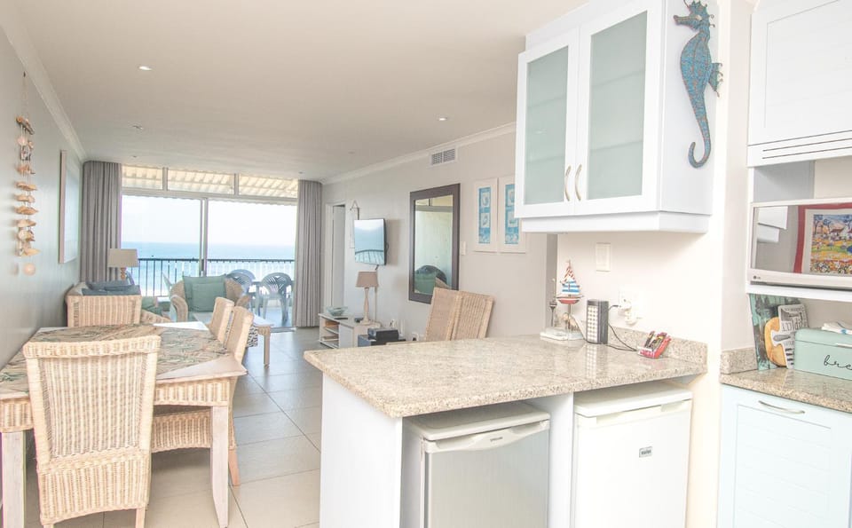 Kitchen or kitchenette, Living room, Seating area, Dining area, oven, stove