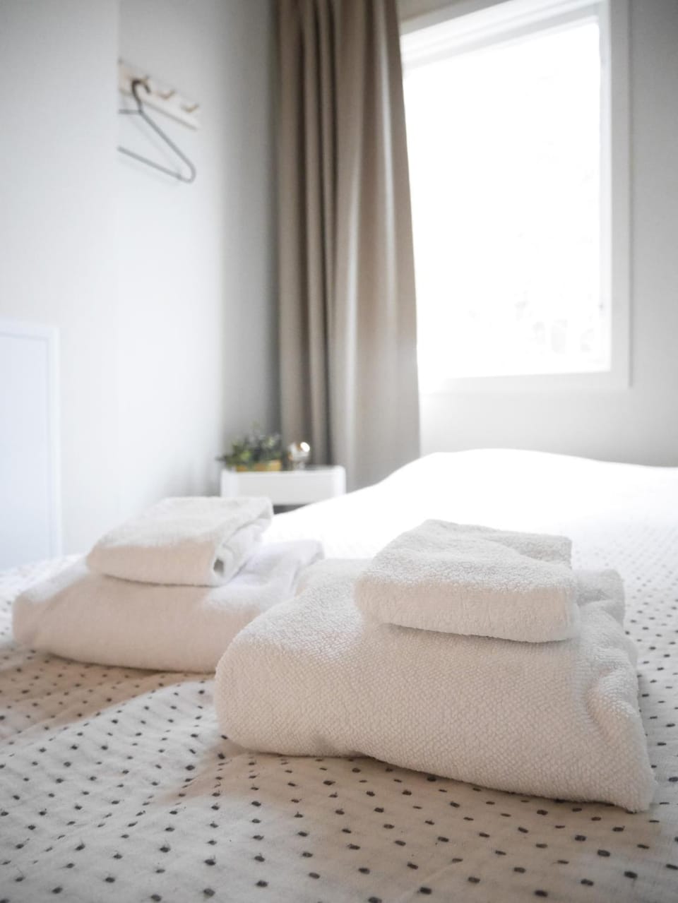 Bed, Bedroom, towels