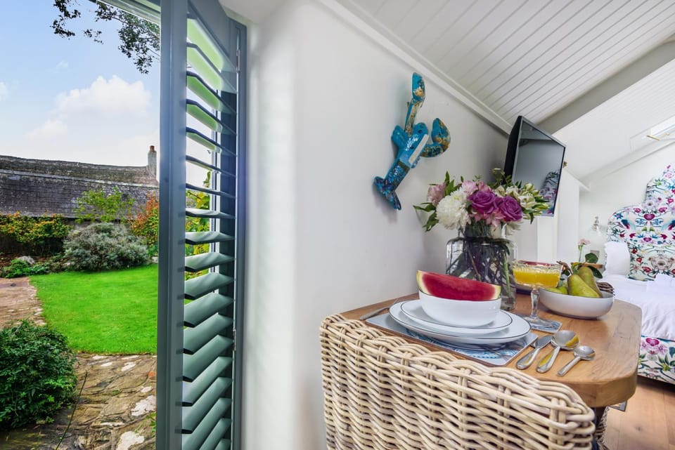 Patio, Day, Garden, TV and multimedia, Food and drinks, Dining area, Evening entertainment, Food, Garden view