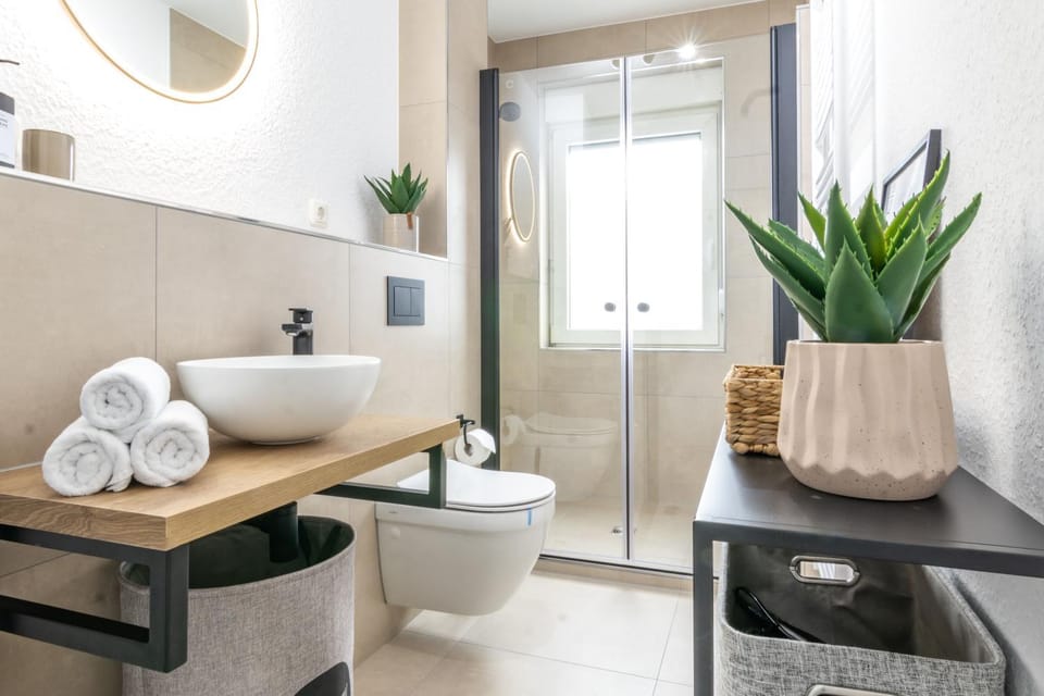 Shower, Toilet, Bathroom, towels