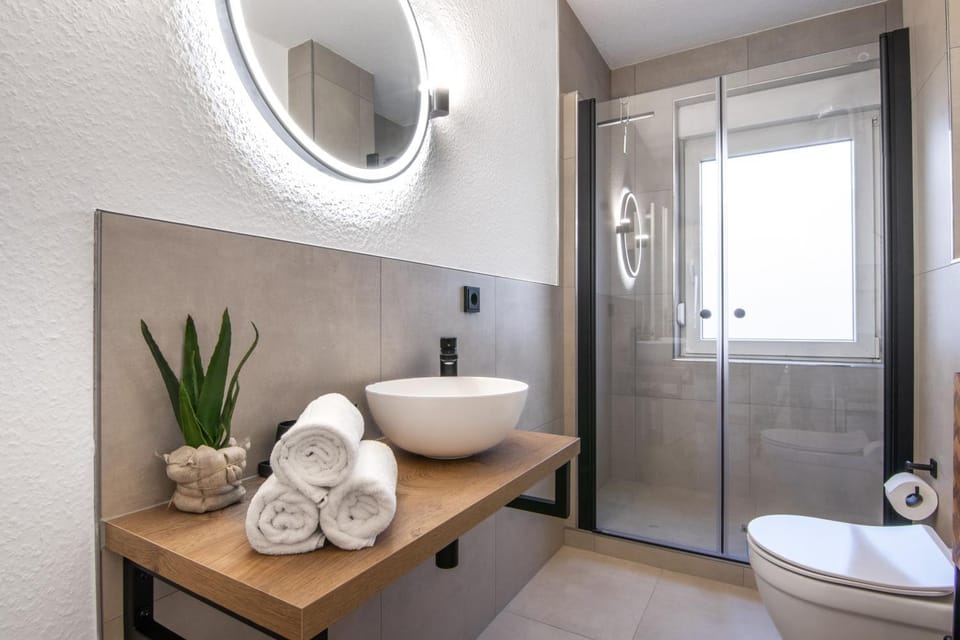 Shower, Toilet, Bathroom, towels