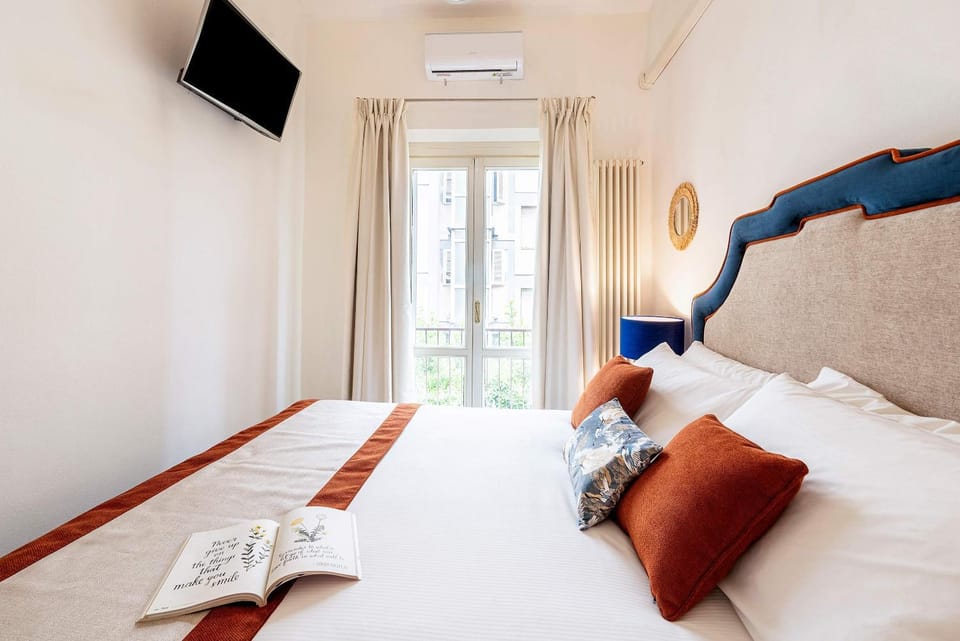 Property building, Bed, TV and multimedia, Photo of the whole room, Bedroom, air conditioner