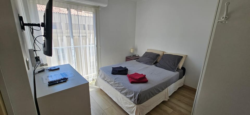 Bed, Photo of the whole room, Bedroom, wardrobe