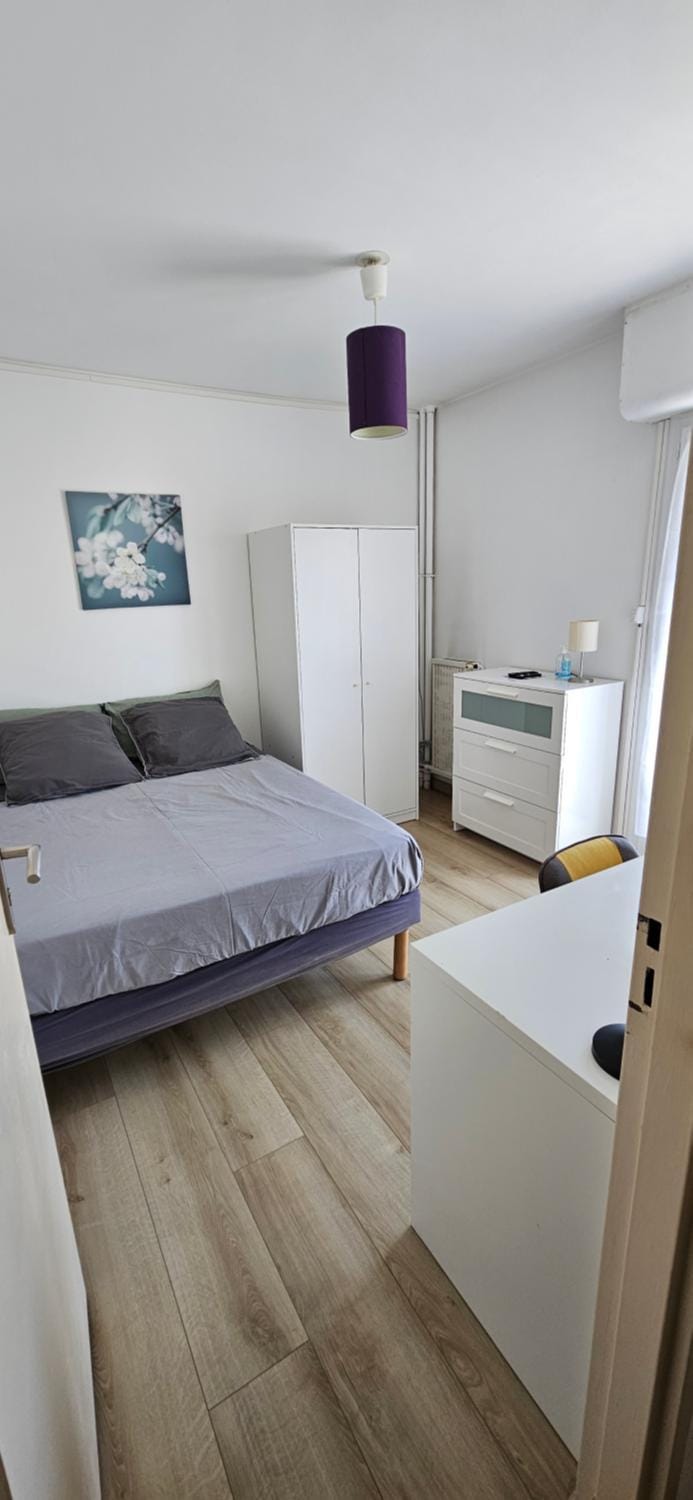 Bed, TV and multimedia, Photo of the whole room, Bedroom, storage, storage, air conditioner, air conditioner