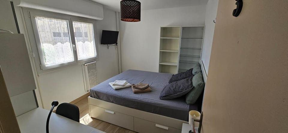 Bed, TV and multimedia, Photo of the whole room, Seating area, Bedroom