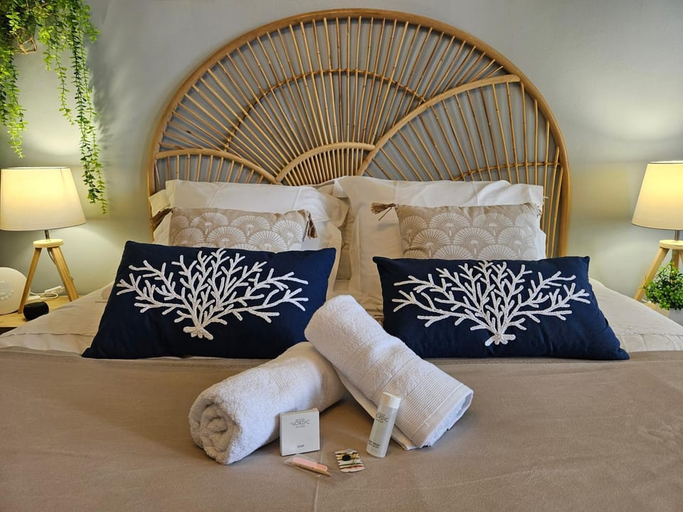 Bed, Bedroom, towels