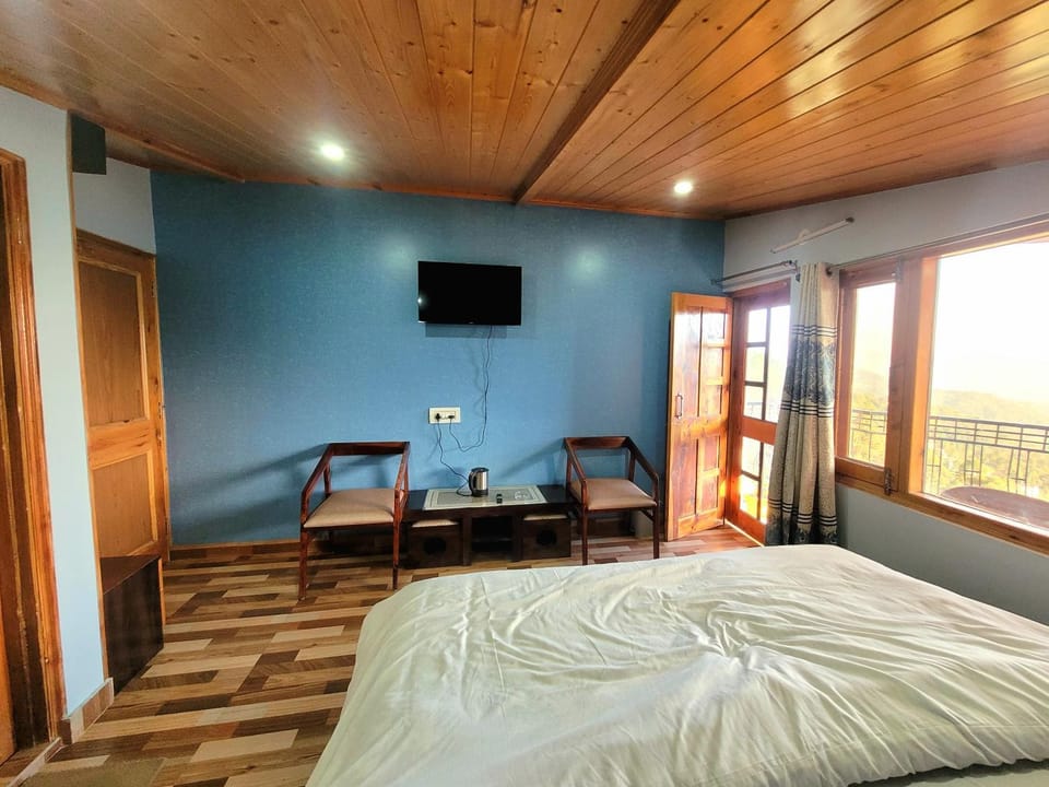 Bed, TV and multimedia, Photo of the whole room, Bedroom