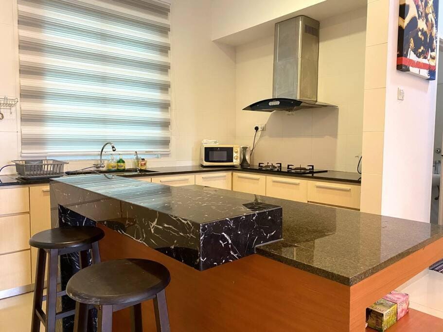 Shamrock Breeze Villa: Coastal Haven for 29 Guests Villa in Tanjung Bungah